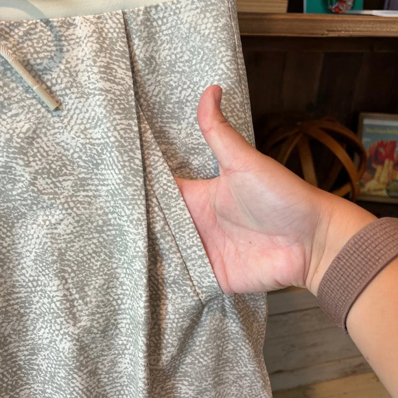 Athleta women’s printed venture pant size 6 - Picture 3 of 12